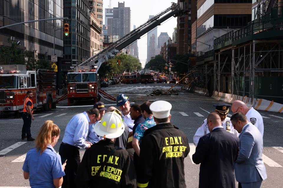 Guindaste pega fogo e desaba em Manhattan, ferindo várias pessoas