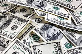 Dólar fecha em queda após decisão do Fed e elevação do rating do Brasil pela Fitch Ratings