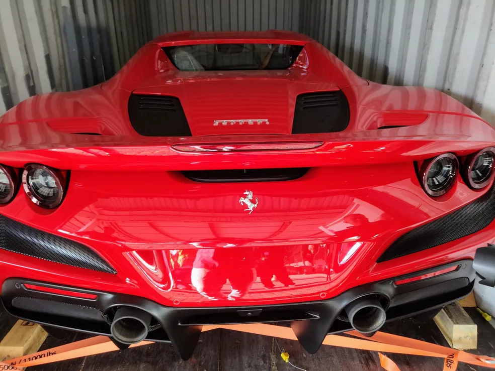 Receita Federal apreende Ferrari avaliada em R$ 5 milhões no Porto do Rio