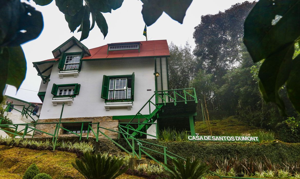Museu Casa de Santos Dumont é reinaugurado em Petrópolis, RJ, em comemoração aos 150 anos do pai da aviação
