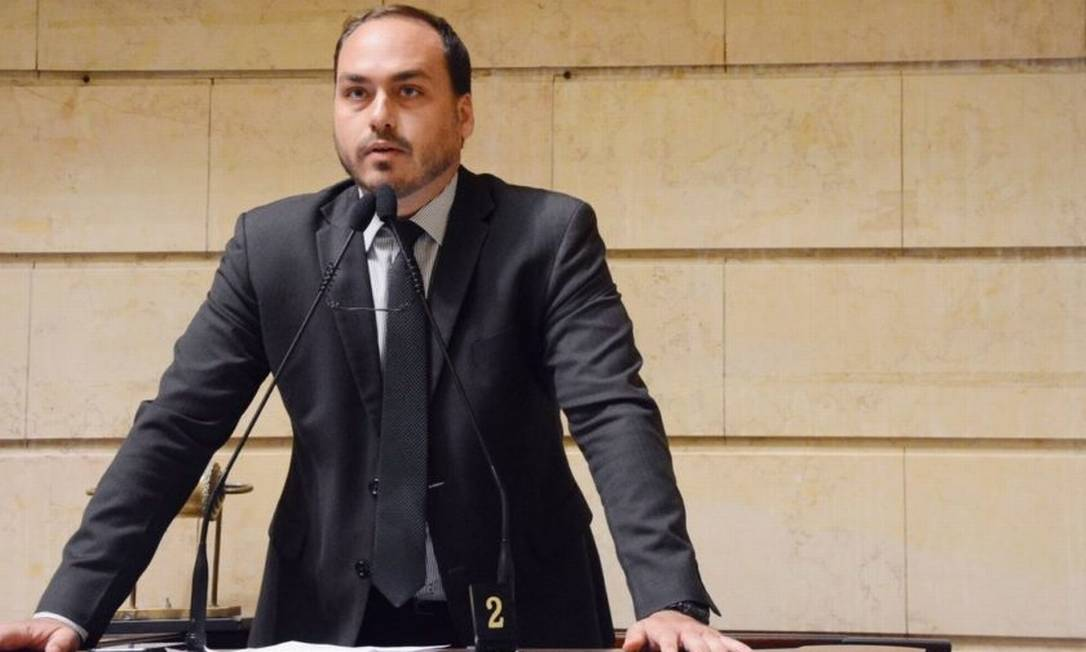 Polícia Federal indefere pedido de renovação de porte de arma do vereador Carlos Bolsonaro