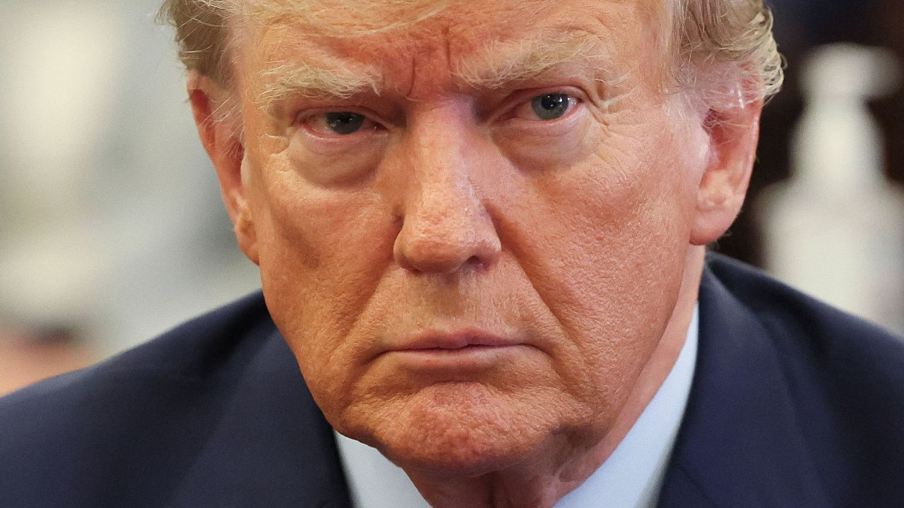 Julgamento de Fraude Civil de Trump Entra no Segundo Dia, Enquanto Império Empresarial Fica em Jogo