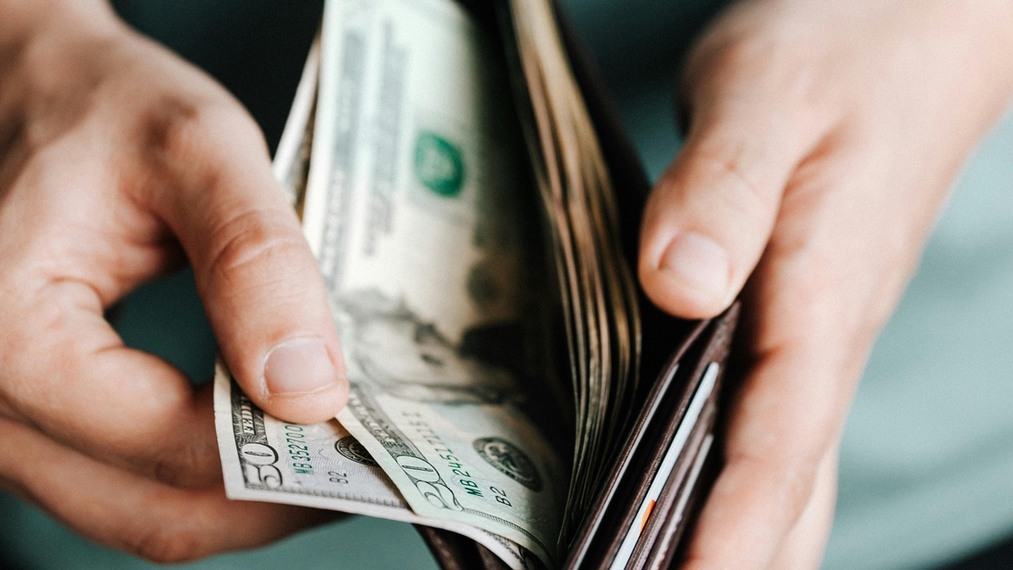 Mercado Financeiro: Dólar cai para R$ 5,41 e Bolsa atinge novo recorde em dia de negociações limitadas