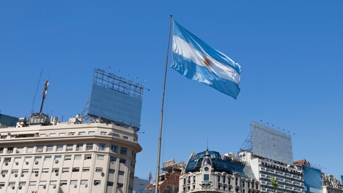 Argentina: Inflação atinge 271,5% em 12 meses, refletindo medidas econômicas controversas enquanto o país enfrenta desafios sociais crescentes.