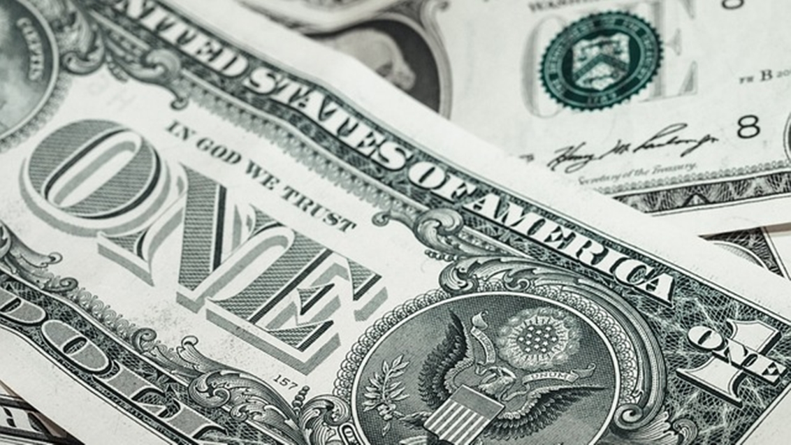 Dólar chega perto de R$ 5,60 e Bolsa cai em dia de tensão no Brasil e no Exterior