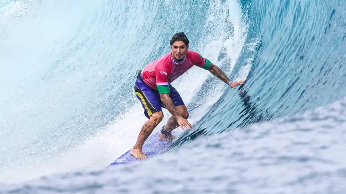 Gabriel Medina brilha em Teahupoo e chega às quartas de final no surfe